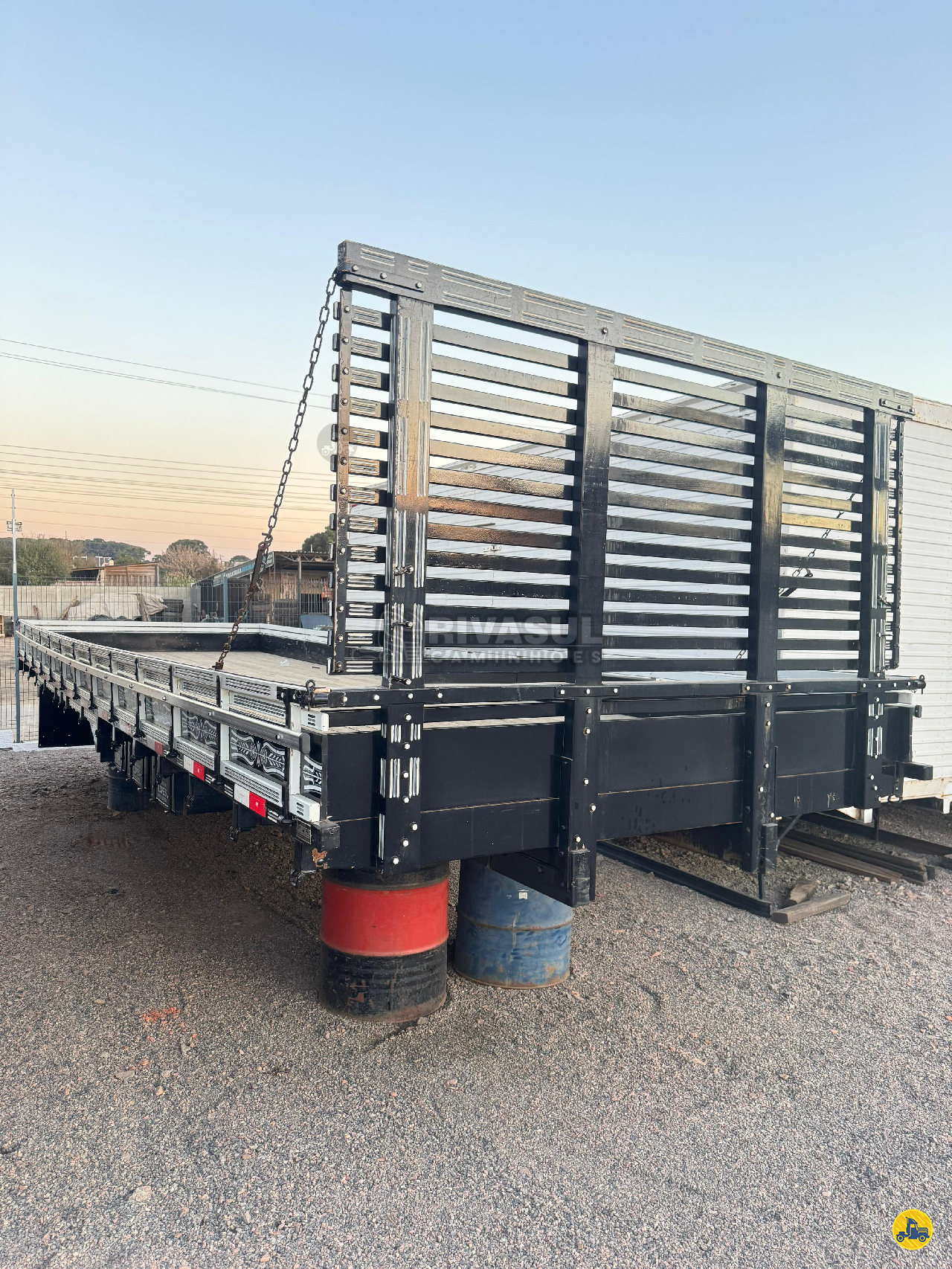 CARROCERIA SOBRE CHASSI  TRUCK CARGA SECA Rivasul Caminhões CURITIBA PARANÁ PR